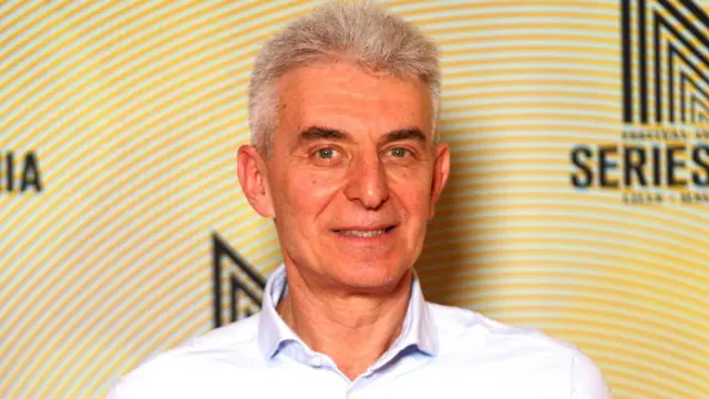 Pierdante Piccioni berdiri sendiri saat sesi foto untuk serial TV Italia RAI, "Doc - Nelle tue mani" (Doc - In your hands), dalam Festival Series Mania, Lille, Prancis, pada 21 Maret 2022. Serial ini dikenal sebagai "Doc" di negara-negara berbahasa Inggris dan telah tayang di jaringan SBS Australia.