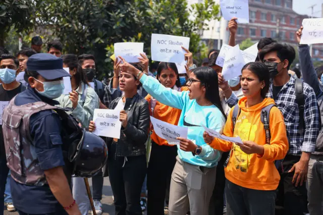 विरोधमा विद्यार्थीहरू