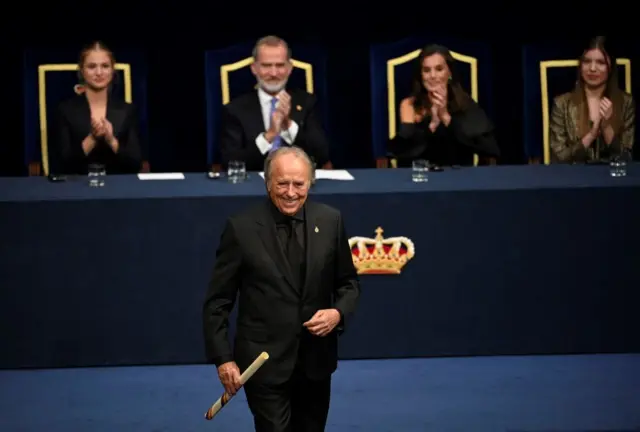 Joan Manuel Serrat al recibir el Princesa de Asturias