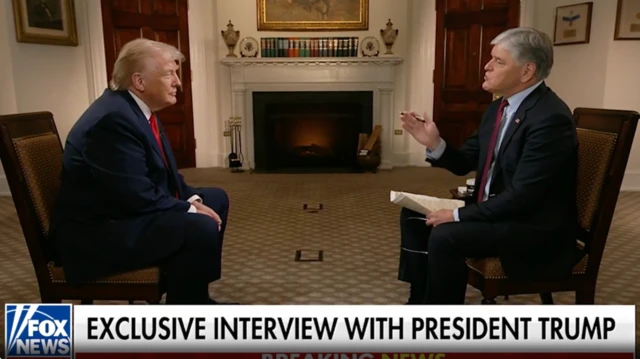 دونالد ترامپ و شان هنیتی، مجری شبکه فاکس روبه‌روی هم روی دو صندلی نشسته‌اند.