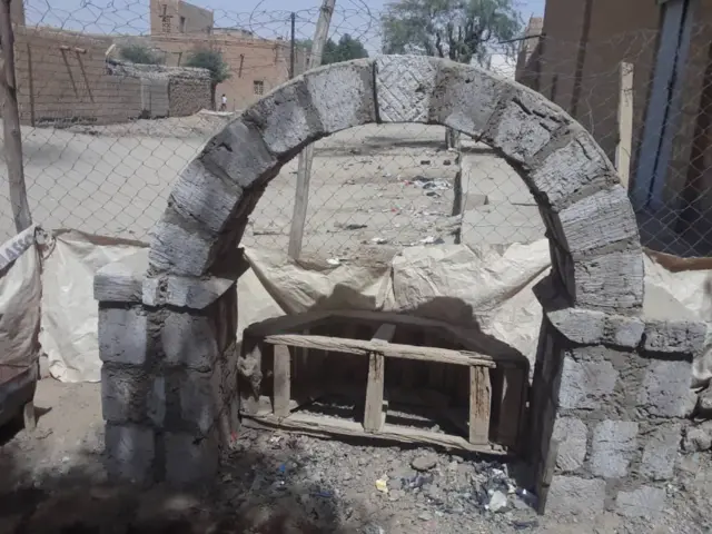 Structure en cône en construction à Tombouctou.