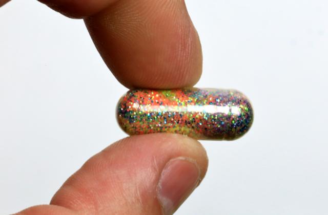 Mão segurando pílulasite de apostas jogos da copaGHB