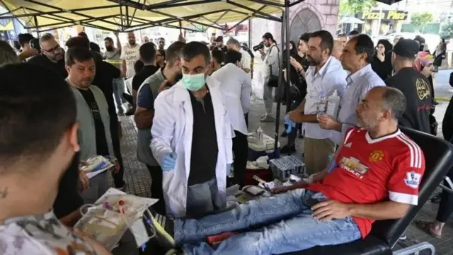 Des personnes donnent leur sang à Beyrouth, un jour après que des explosions de bipeurs ont frappé la ville et le reste du pays.