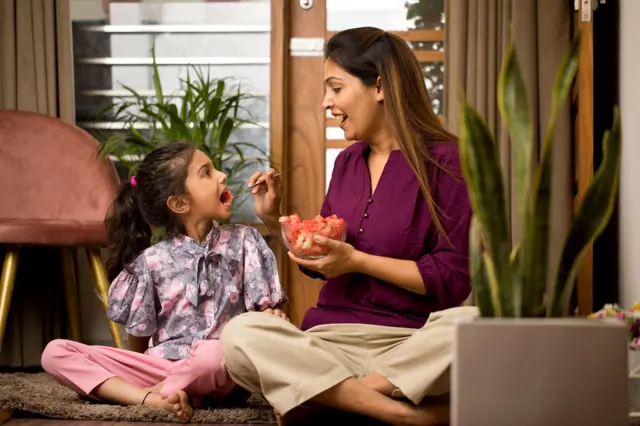 பள்ளிகள், கல்லூரிகள் மற்றும் சமூக மையங்களில் விழிப்புணர்வு வகுப்புகள் நடத்தப்பட வேண்டும்.