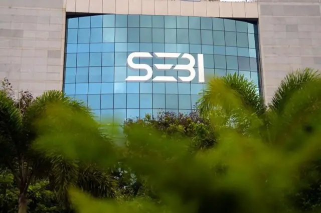 முதலீட்டாளர்கள் தங்கத்தை நேரடியாகப் பெற (physical delivery) விரும்பினால், அவர்கள் தங்க நாணயங்கள் அல்லது தங்க கட்டிகளின் வடிவில் தங்கத்தைப் பெறுவார்கள்.
இதற்கான உற்பத்தி கட்டணங்கள், டெலிவரி கட்டணங்கள், வரிகள் ஆகியவை கூடுதலாக வசூலிக்கப்படும்.
