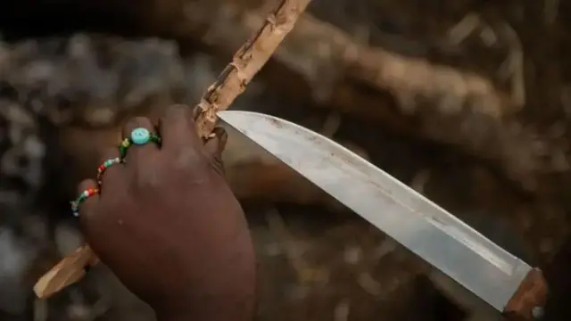 Foto of knife and stick