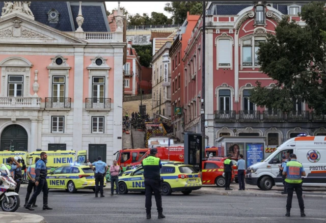Policía y autos de equipos sanitarios en una plaza de Lisboa el 3 de septiembre de 2025