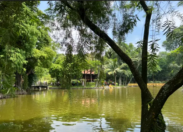 Khu vực ao cá, được giới thiệu là nơi Chủ tịch Hồ Chí Minh đã gợi ý cho các bảo vệ cải tạo lại thành ao nuôi cá, bắt đầu từ việc nạo vét hồ.