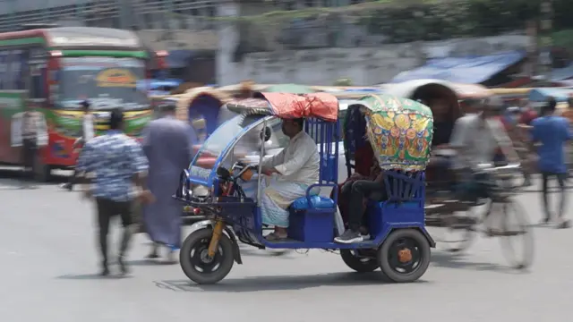 ঢাকার রাস্তায় ব্যাটারিচালিত রিক্সা
