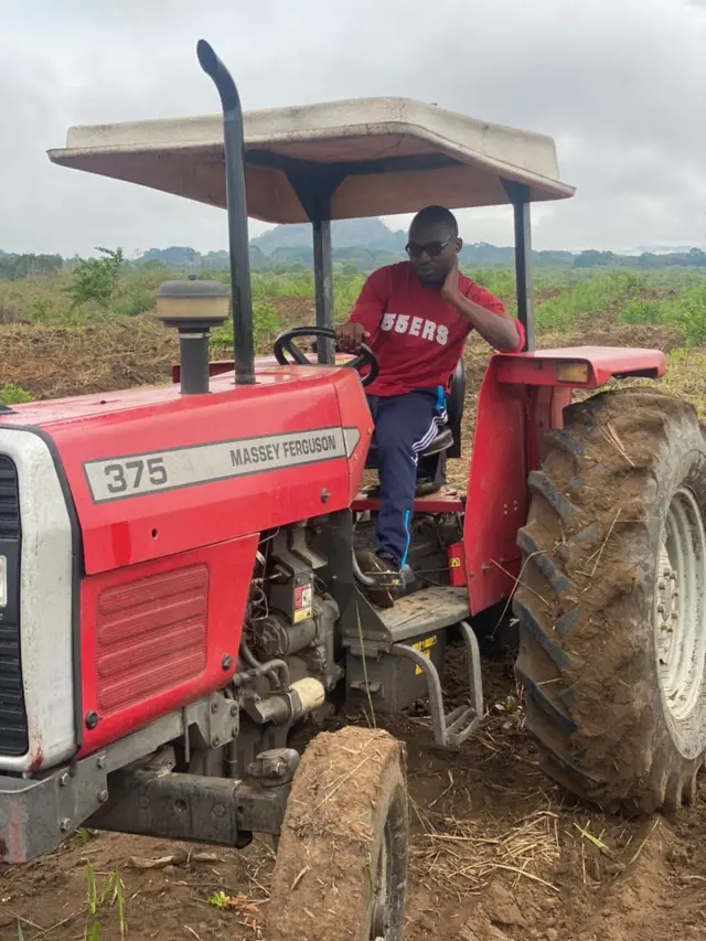 Loïc Kamwa sur un tracteur