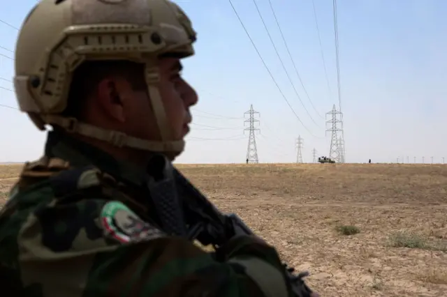 صورة أرشيفية لأحد أفراد قوات الحشد الشعبي في حراسة أبراج الكهرباء في محافظة نينوى الشمالية