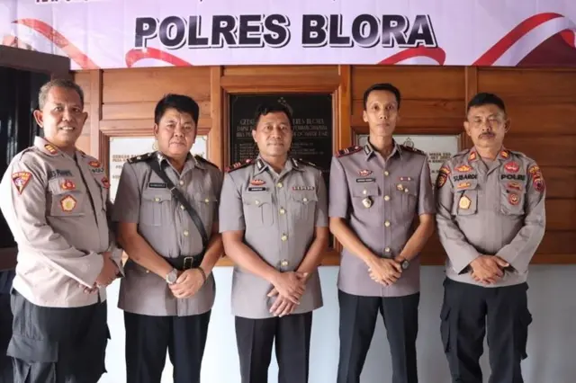 Iptu Umbaran Wibowo (dua dari kanan) menjabat Kapolsek Kradenan, Polres Blora, Polda Jawa Tengah, usai acara serah terima jabatan di Mapolres Blora, Senin (12/12)
