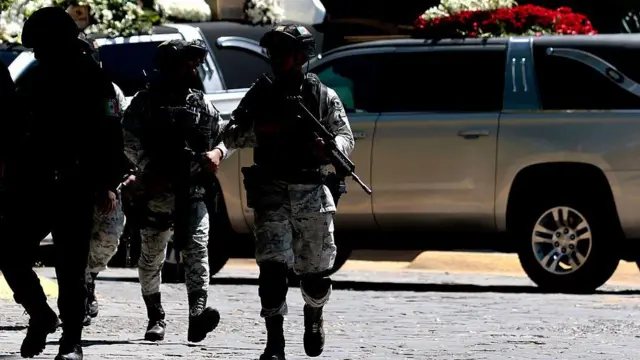 Мексиканские силовики в полной амуниции и с автоматами на похоронах Эль Менчо