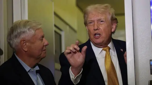 'রাশিয়ান নিষেধাজ্ঞা বিল' মার্কিন রিপাবলিকান সিনেটর লিন্ডসে গ্রাহাম উত্থাপন করেছেন (বামে), তার পাশে ডোনাল্ড ট্রাম্প 