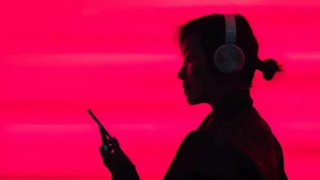 نوائز کینسلنگ والے ہیڈفونز زیادہ مناسب سمجھے جا رہے ہیں جو آپ کو باہر کے شور سے دور رکھتے ہیں