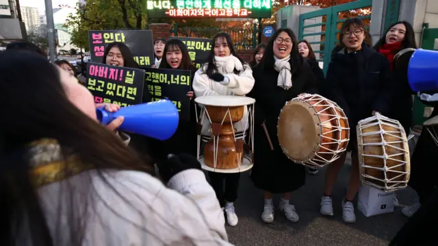 सीनियर्स का हौसला बढ़ाने पहुंचे जूनियर्स.
