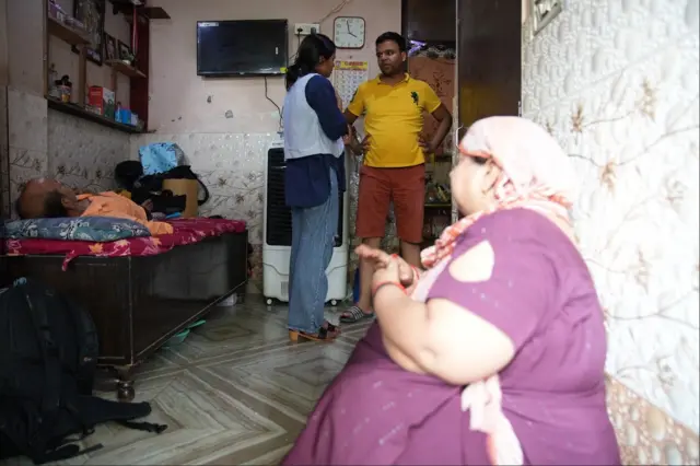 तस्वीर में नज़र आ रहा ये घर नेहा का है. बेड पर बेसुध अवस्था में उनके पिता सुरेंद्र यादव हैं और नीचे फ़र्श पर बैठी उनकी मां कांता हैं.