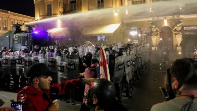 مخالفان دولت هدف از این اعتراضات را «نجات دموکراسی» در گرجستان اعلام کردهاند