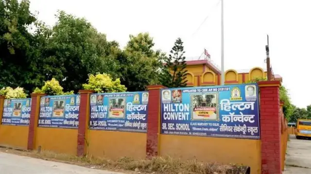 হিল্টন সিনিয়র সেকেন্ডারি স্কুলের অধ্যক্ষের বিরুদ্ধে ছাত্রের বিরুদ্ধে ধর্মের ভিত্তিতে বৈষম্যের অভিযোগ তুলেছে ছাত্রের পরিবার।