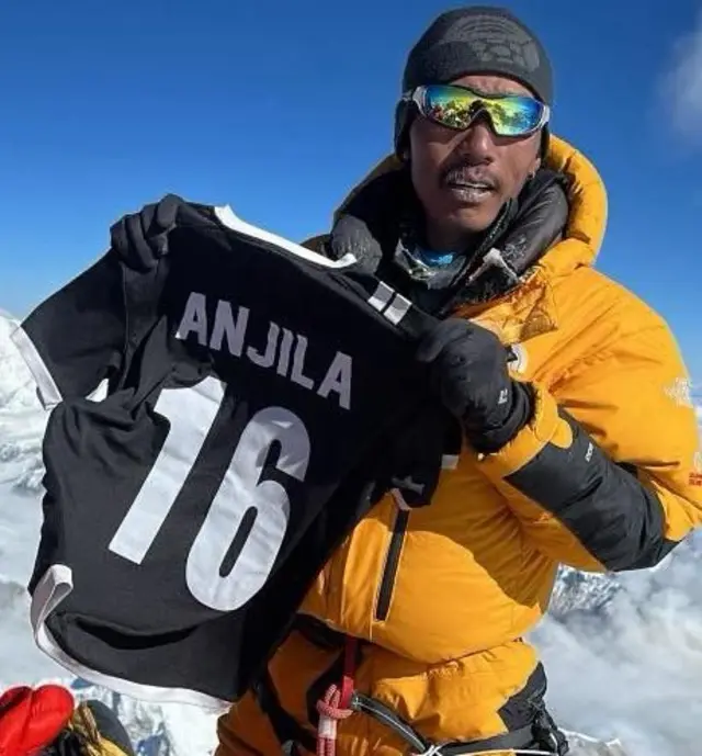 फुर्बा तेन्जिङ शेर्पाले 'एटीएस १६' जर्सी सगरमाथाको चुचुरोमा नै पुर्याए