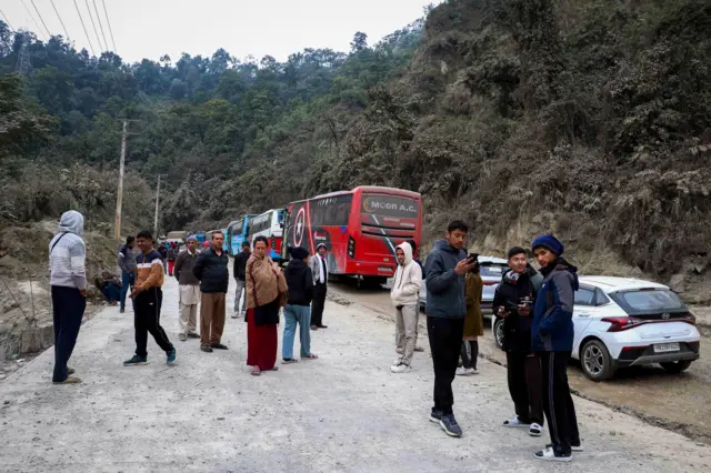 दाउन्ने क्षेत्रमा सडक अवरुद्ध भएपछि राजमार्गमा अलपत्र परेका सवारीसाधन र यात्रुहरू