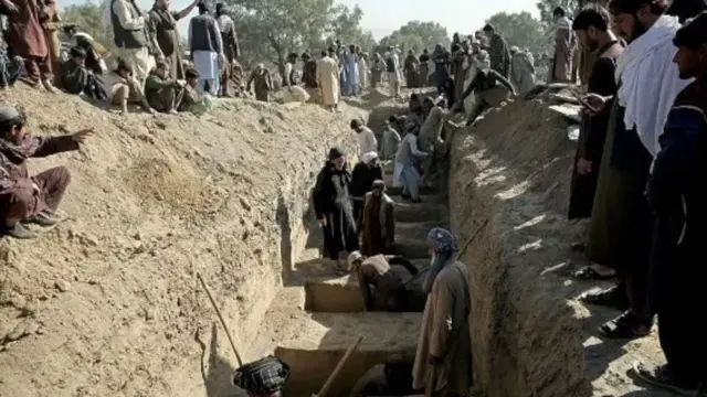 اجساد ۱۳ قربانی غیر نظامی در یک گور دسته جمعی دفن شدند
