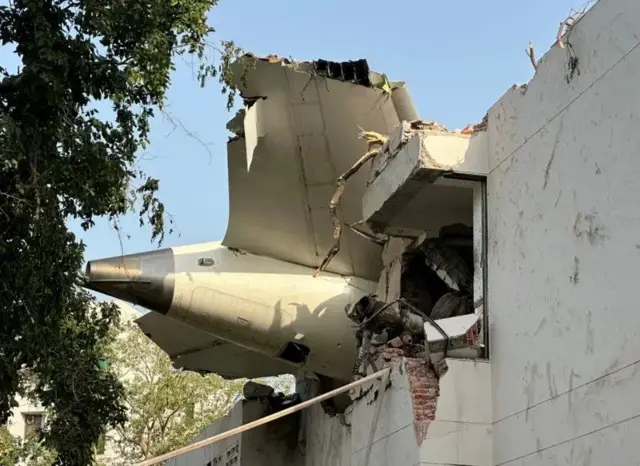 صورة لذيل طائرة فوق مبنى على إثر تحطم طائرة تابعة لطيران الهند في يونيو/حزيران 2025.