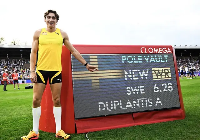 ඩුප්ලැන්ටිස් අවසන් වරට ලෝක වාර්තාව බිඳ දැමුවේ පසුගිය ජූනි මාසයේ ස්වීඩනයේ ස්ටොක්හෝම් නුවර පැවති ඩයමන්ඩ් ලීග් මලල ක්‍රීඩා තරගාවලියේදී ය. එවර ඔහුගේ දක්ෂතාව සටහන් වූයේ මීටර 6.28ක් ලෙසිනි.

