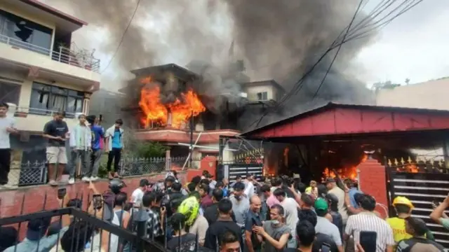 प्रधानमन्त्री केपी ओलीको बालकोटस्थित निवासमा आगजनी