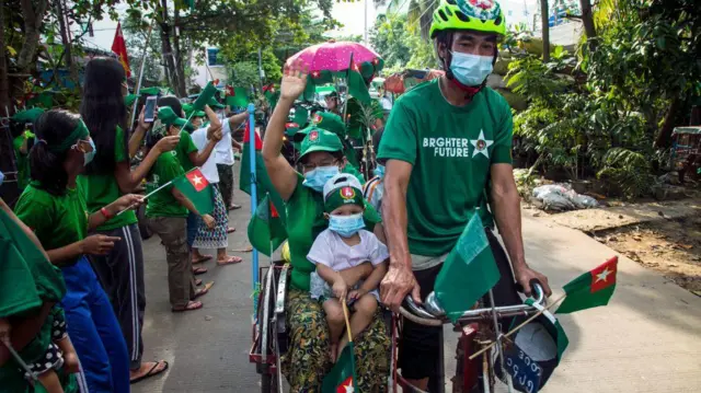 ၂၀၂၀ ခုနှစ်တုန်းက ကြံ့ခိုင်ရေးပါတီဝင်တွေနဲ့ ပါတီထောက်ခံသူတွေ မဲဆွယ်စည်းရုံးရေးဆင်းနေတဲ့ မြင်ကွင်း