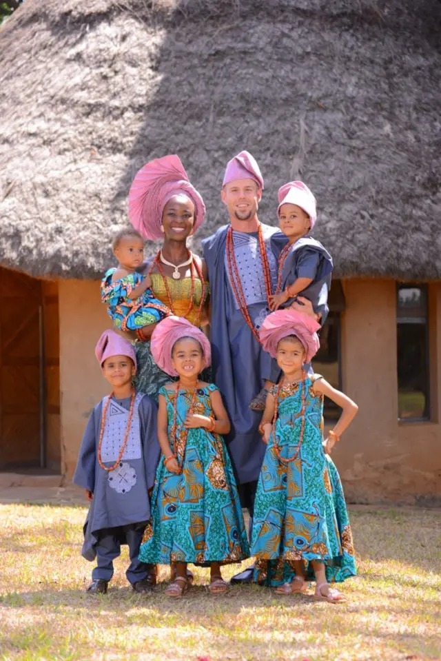 Tọkọtaya naa ti wọn wọ aṣọ Yoruba