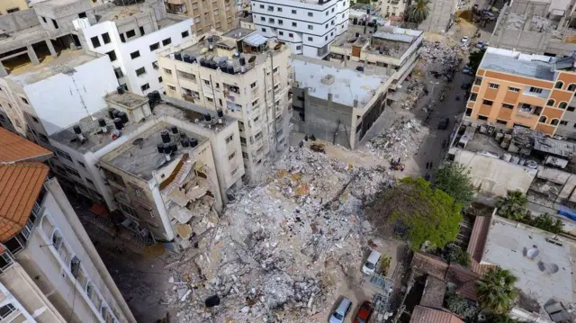 أنقاض مبان مهدمة