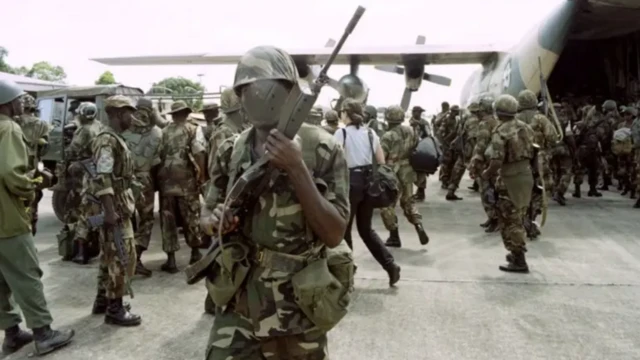 Oge mba Naịjirịa zipuru ndịagha sonyere n'Ecomog maka udo na Freetown airport n'ọnwa Mee 1997.
