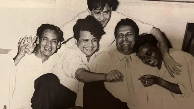 गीतकार हसरत जयपुरी, संगीतकार शंकर-जयकिशन आणि गीतकार शैलेंद्र यांच्याबरोबर राज कपूर