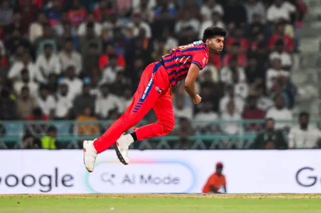 இந்தப் போட்டியில் மயாங்க் யாதவ் தவிர்த்து மற்ற 9 பௌலர்களின் எகானமியும் 8-க்கும் குறைவாகவே இருந்தது