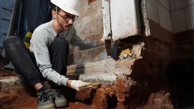Homem trabalhando em escavação