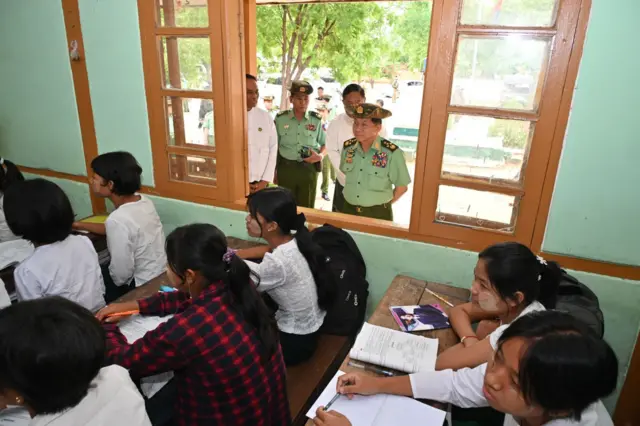 ၂၀၂၄ ဇွန်လ ကျောင်းဖွင့်ရာသီမှာ မိတ္ထီလာမြို့၊ အမှတ်(၅) အခြေခံပညာအထက်တန်းကျောင်း(ရှမ်းတဲ)ကို သွားရောက်ခဲ့တဲ့ ဗိုလ်ချုပ်မှူးကြီး မင်းအောင်လှိုင် (ပုံဟောင်း) 