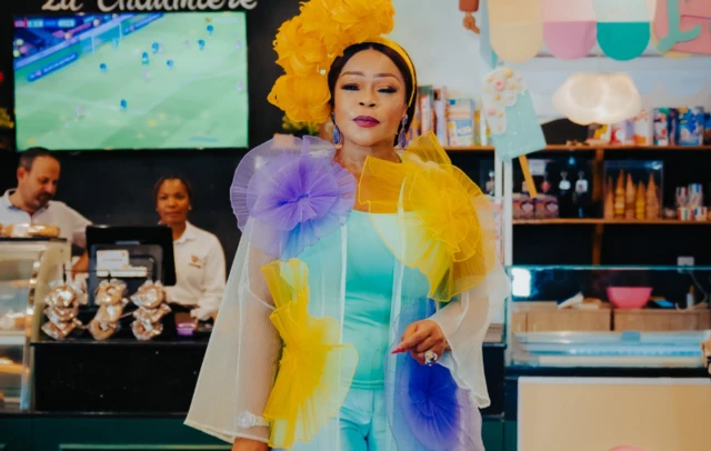 Shaffy Bello wọ aṣọ aláwọ̀ èsúrú àti omi aro