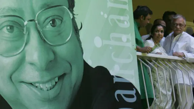 मुंबई में जनवरी, 2009 में आरडी बर्मन की 15वीं पुण्यतिथि पर उनके नाम पर बने एक चौक का उद्घाटन करने से पहले पंचम के पोस्टर को देखते आशा भोसले और गुलज़ार