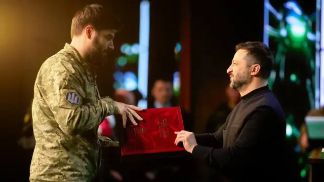 Президент Зеленский награждает командира бригады Юрия Федоренко