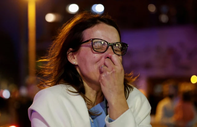 Una mujer se lamenta