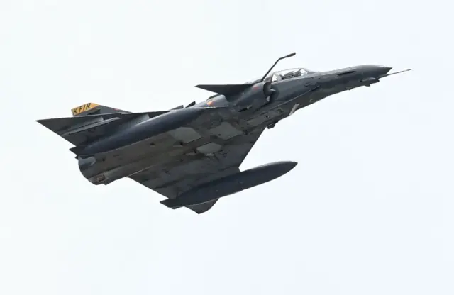 Avión de compate KFIR en cielo colombiano. 