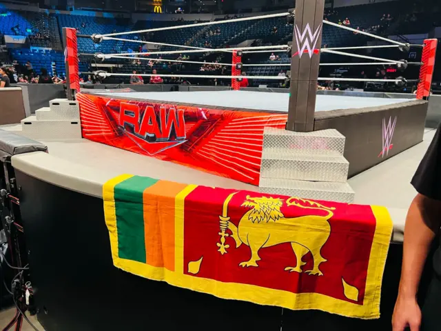 "WWE Live Event කියලා තියෙනවා. ඒවා සජීවීව පෙන්වන්නේ නැහැ. අපි මුදල් ගෙවල යන්න ඕන. ඒවා ඩොලර් 20 ඉදලා ටිකට් පටන් ගන්නේ."