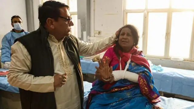 अनंतनागच्या सरकारी हॉस्पिटलमध्ये जखमी झालेली महिला
