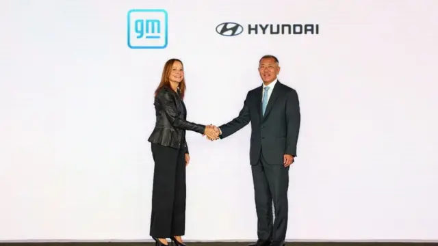 مری بارا (چپ)، مدیر جنرال موتورز و ایوسان چانگ مدیر گروه هیوندای در مراسم امضای تفاهم‌نامه