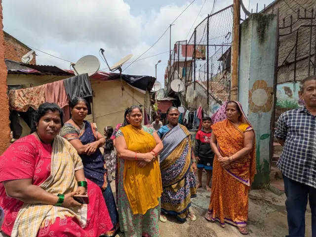 नदीत टाकलेल्या भरावामुळे थोडा जास्त पाऊस झाला की सांडपाण्याच्या पाईपमधून सगळं पाणी वस्तीत शिरतं असं तिथले रहिवासी सांगत होते.