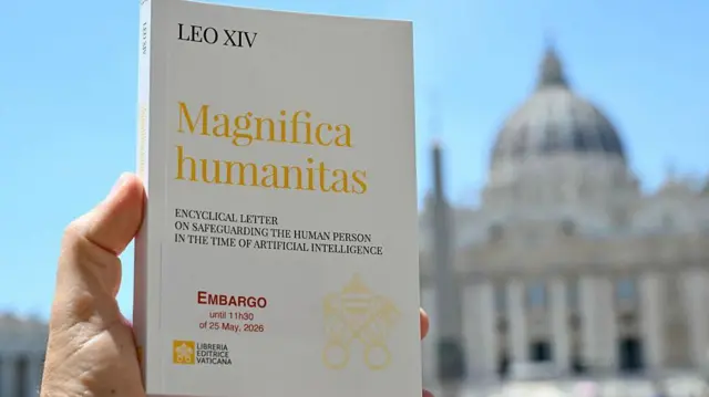 Exemplar da encíclica Magnifica Humanitas, do papa Leão 14. Ao fundo, aparece a Basílica de São Pedro, no Vaticano