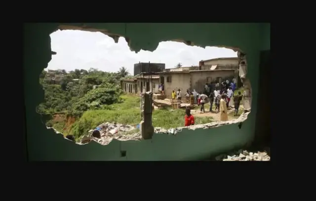 Awọn olugbe agbegbe kan ni Abidjan ni ile ti wọn n gbe bajẹ bayii nitori ẹru ẹkun omiyale 