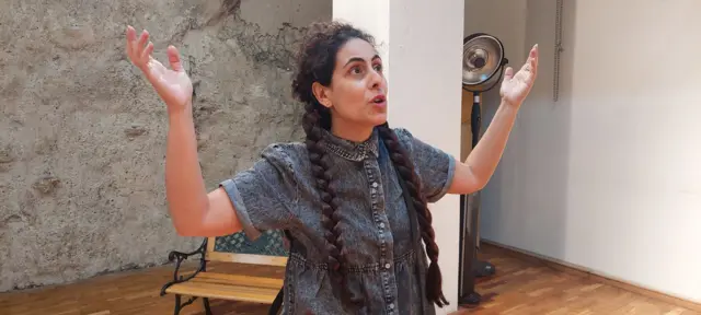 سپیده شکری، تنها بازیگر زن این تئاتر است که سه نقش متفاوت ایفا می‌کند