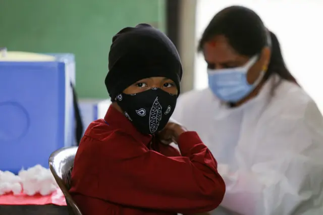 खोप लगाउँदै